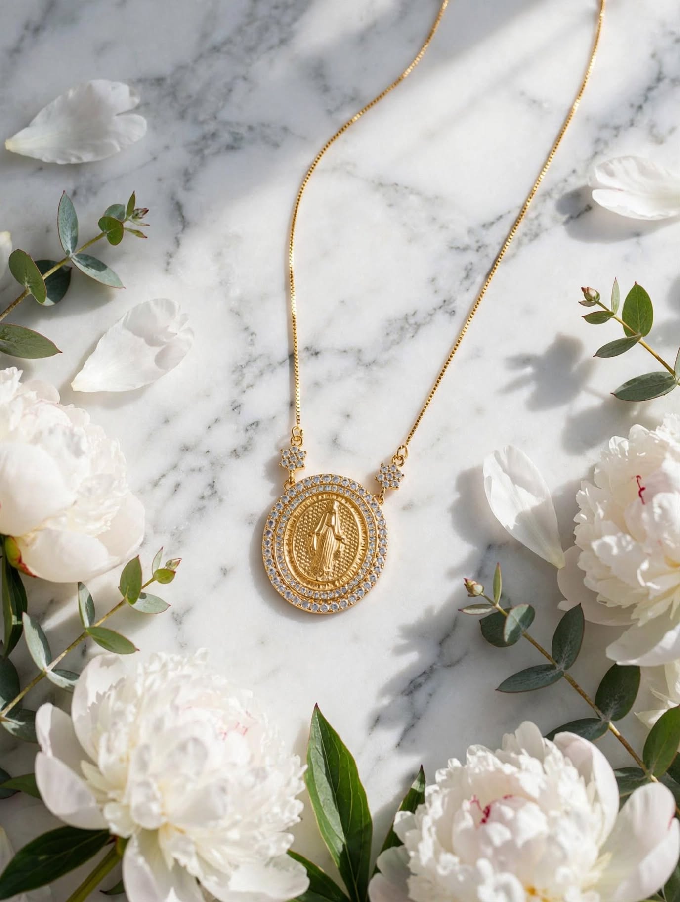 Colar Medalha Nossa Senhora, dourado e zircônias